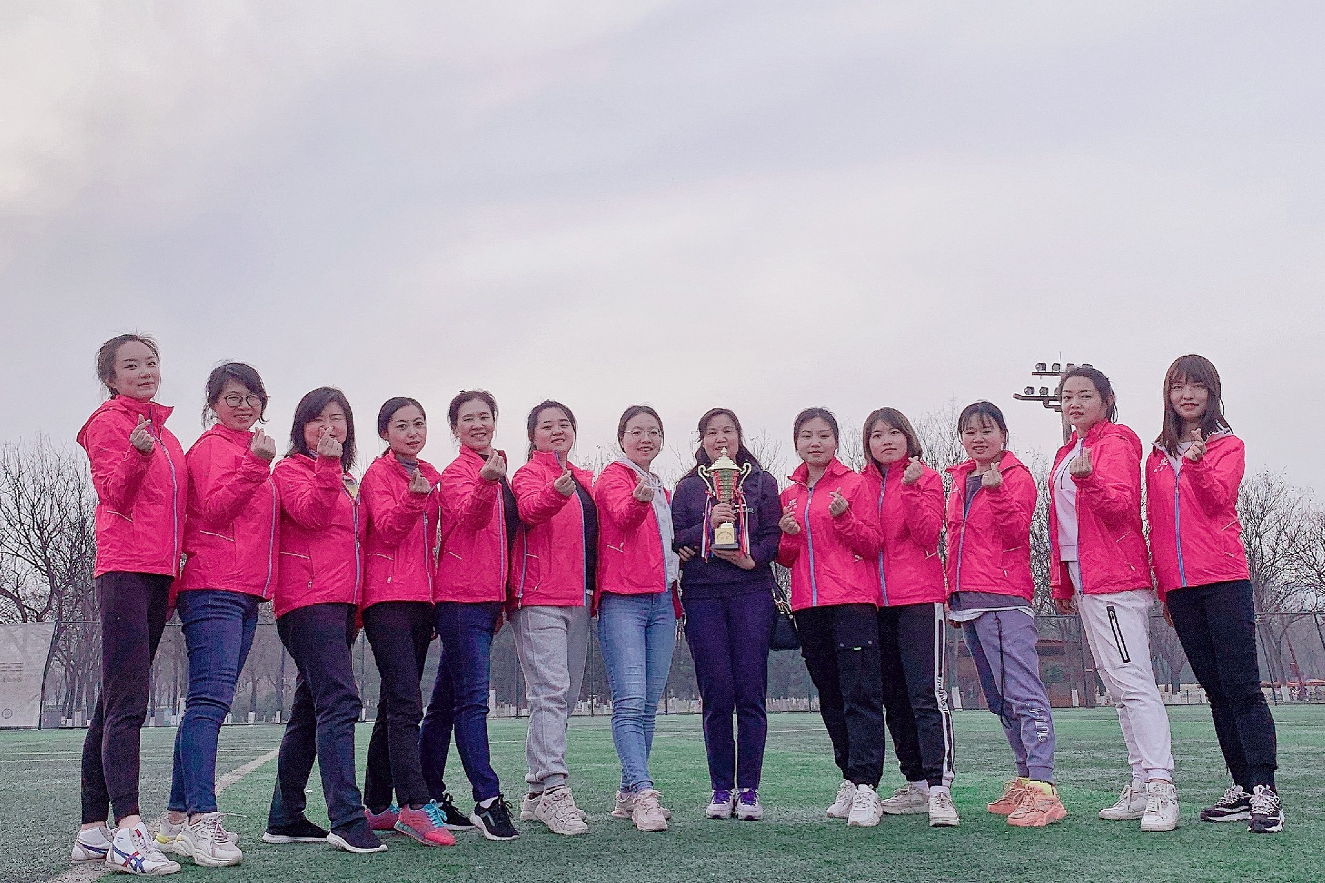 巾幗風采創佳績、團結一心建新功