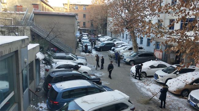 不忘初心齊奮進，掃雪開路暖人心