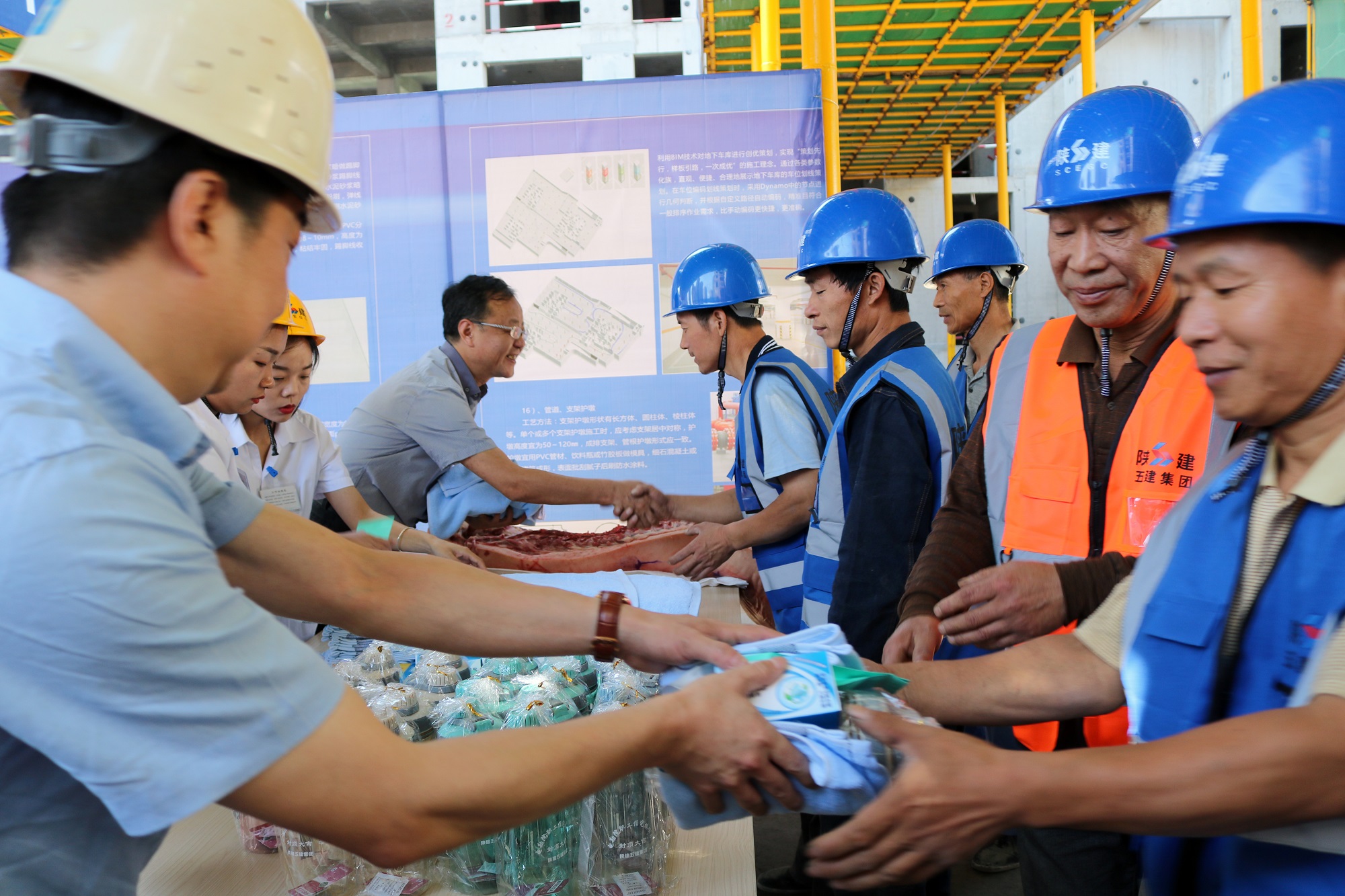 電勘院職工住宅樓1號(hào)樓舉行封頂儀式